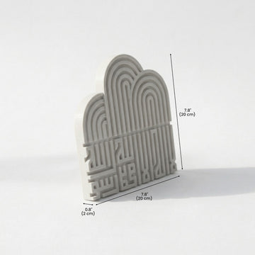 Schéma des dimensions du relief de pierre de la Première Kalima blanc pierre : 7.8 in (20 cm) de large et de haut, 0.8 in (2 cm) d'épaisseur