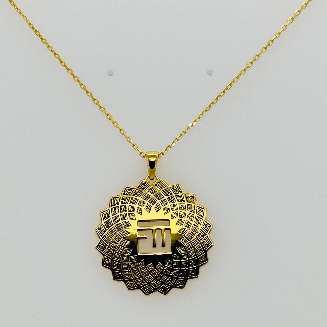 Schräge Vorderansicht der goldenen Asma-ul Husna floral Anhänger-Kette auf hellem Hintergrund