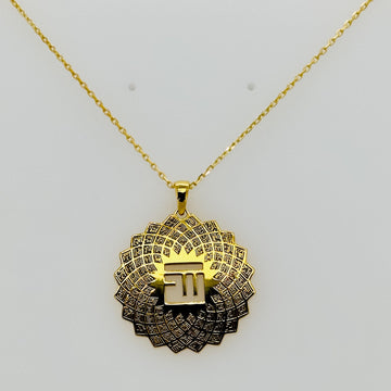 Schräge Vorderansicht der goldenen Asma-ul Husna floral Anhänger-Kette auf hellem Hintergrund