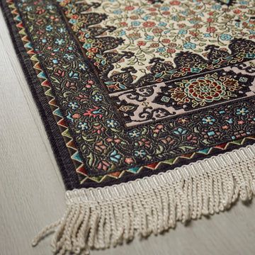 Floral Vine Prayer Rug in Anthracite - Cream: close-up of the corner, border and fringe