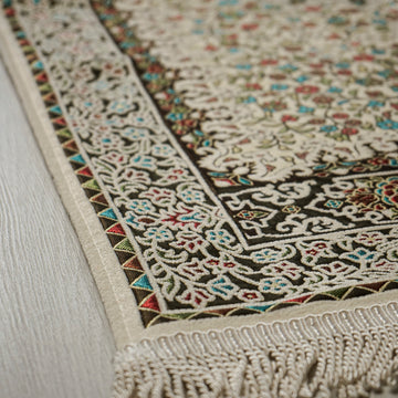 Floral Vine Prayer Rug in Cream - Beige: close-up of the corner, border and fringe