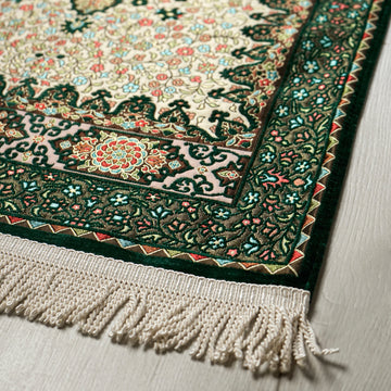 Floral Vine Prayer Rug in Emerald Green - Cream: close-up of the corner, border and fringe