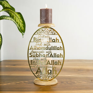 Bougeoir islamique doré brillant avec quatre formules de dhikr dans un cadre ovale, bougie sur socle en chêne