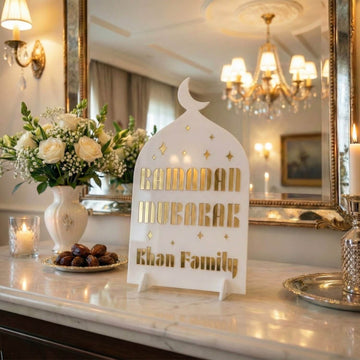 Weißer Acrylaufsteller Familienname (Modern) mit goldener Schrift, aus größerer Entfernung