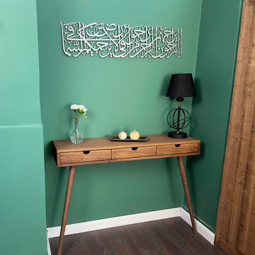 لوحة حديث الرحمة الجدارية المعدنية باللون الفضي، منظر واسع مائل للجدار الأخضر وطاولة الكونسول