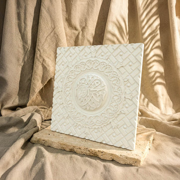 Relief en pierre blanche de la porte de Masjid Al-Nabawi appuyé contre une dalle de pierre, légère vue de côté