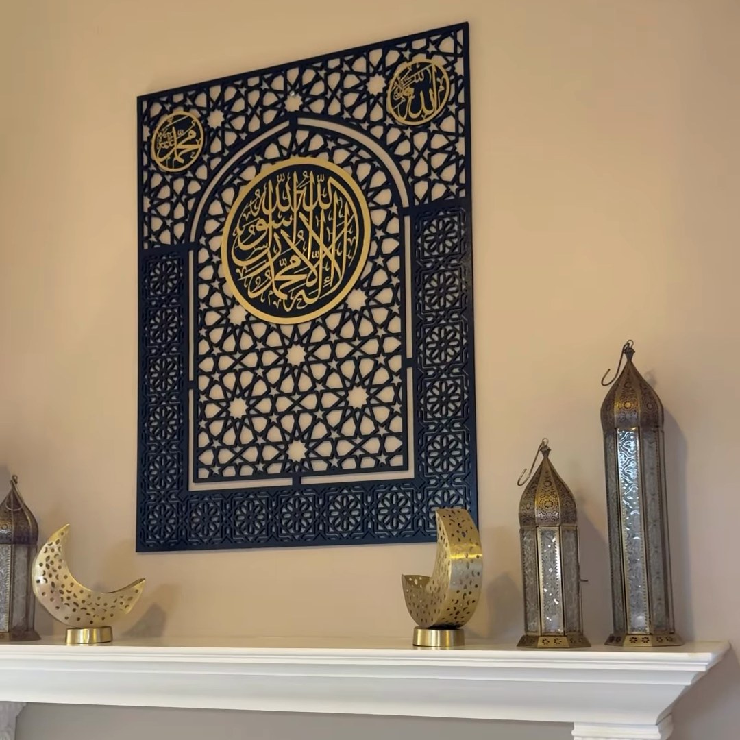 Art mural calligraphique mihrab bleu marine et doré au-dessus d'une cheminée avec des lanternes