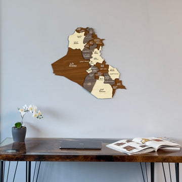 Carte murale de l'Irak en bois sur un mur gris au-dessus d'un bureau en bois avec une orchidée