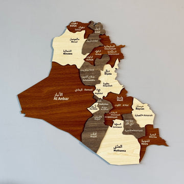 Carte murale de l'Irak en bois à couches brun et crème, avec les noms des gouvernorats en arabe et en anglais