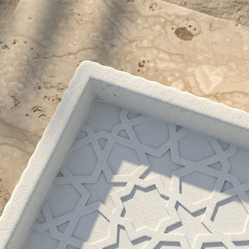 Nahaufnahme der erhabenen geometrischen Linien und einer strukturierten Randecke des maurischen Steinreliefs