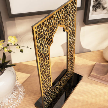 ديكور طاولة بتصميم المحراب الإسلامي – قطعة فنية عصرية بقوس المسجد