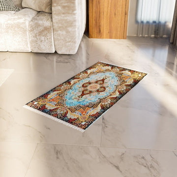 Tapis de prière floral bleu et beige sur un sol en marbre blanc à côté d'un canapé