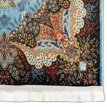Coin du janamaz floral bleu et beige avec franges, vue rapprochée du motif à volutes