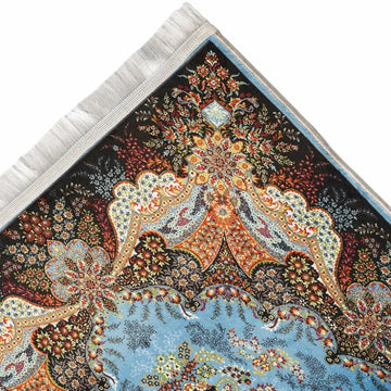 Coin à franges du tapis de prière floral bleu et beige montrant le bord du médaillon bleu clair