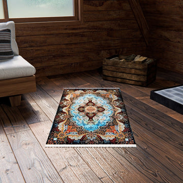 Tapis de prière floral bleu et beige sur un sol en bois de chalet à côté d'un canapé bas