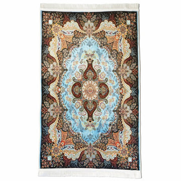 Tapis de prière janamaz à motifs floraux bleu et beige avec médaillon bleu clair et franges blanches, vue de dessus