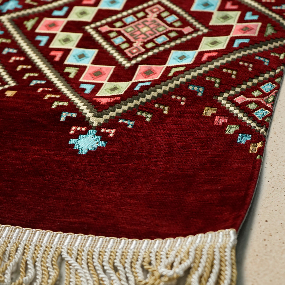 Kilim Prayer Rug in Burgundy: close-up of the corner, kilim motifs and fringe