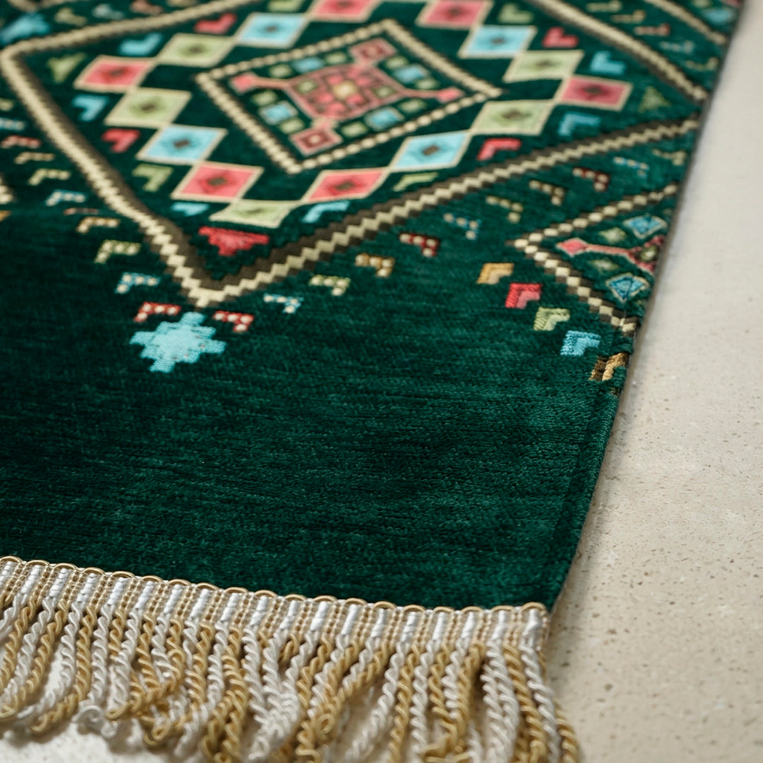 Kilim Prayer Rug in Emerald Green: close-up of the corner, kilim motifs and fringe