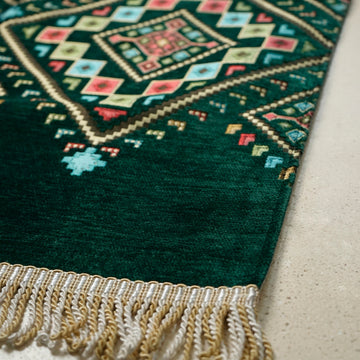 Kilim Prayer Rug in Emerald Green: close-up of the corner, kilim motifs and fringe
