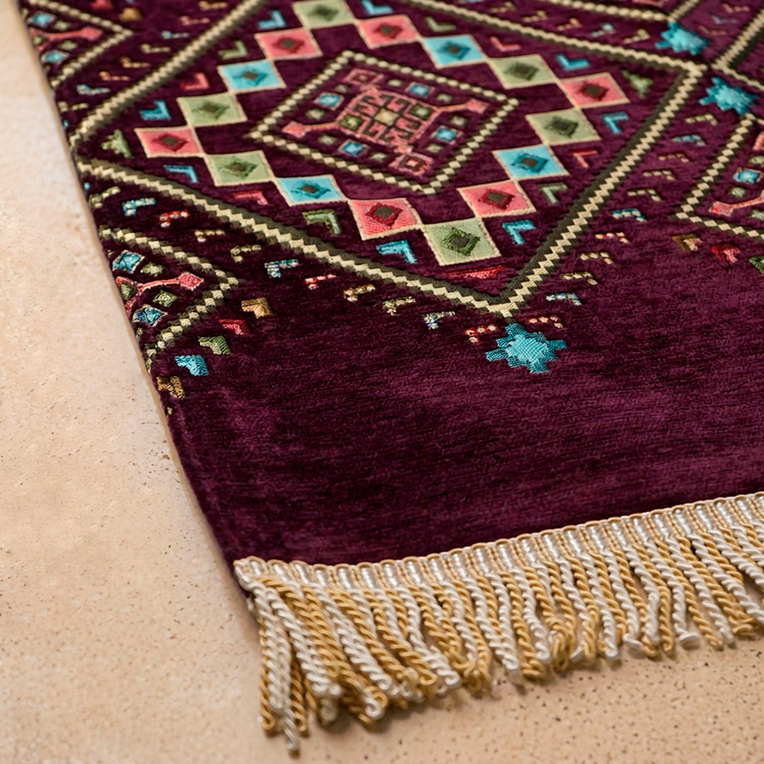 Kilim Prayer Rug in Plum: close-up of the corner, kilim motifs and fringe