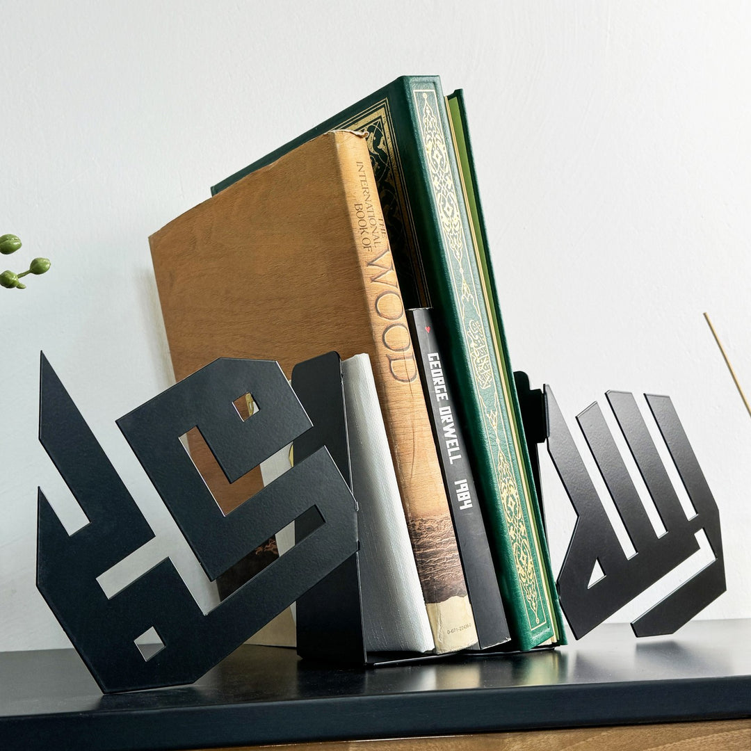 Nahe Schrägansicht der schwarzen kufischen Mohammed-Buchstütze mit einem großen Buch, das an ihr lehnt