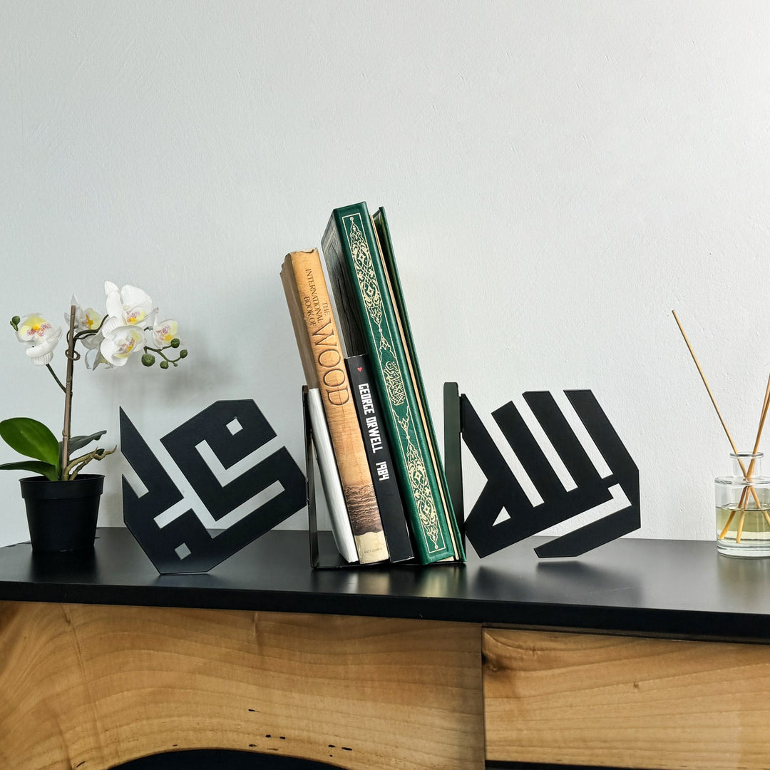 Schwarze kufische Buchstützen Allah und Mohammed halten einen grünen Koran und Bücher auf einer schwarzen Konsole