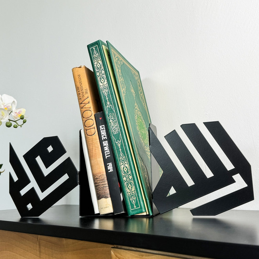 Niedriger Winkel auf schwarze kufische Buchstützen Allah und Mohammed, die einen grünen Koran und Bücher halten