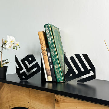 Schwarze kufische Buchstützen mit Allah- und Mohammed-Kalligraphie, Seitenansicht mit grünem Koran und Büchern