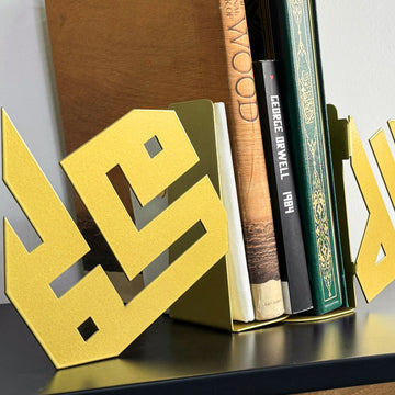 Nahaufnahme der goldenen kufischen Buchstütze mit Mohammed-Kalligraphie, Bücher lehnen an ihrer Fußplatte