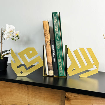Goldene kufische Buchstützen Allah und Mohammed halten Bücher auf einer schwarzen Konsole, weiße Orchidee links