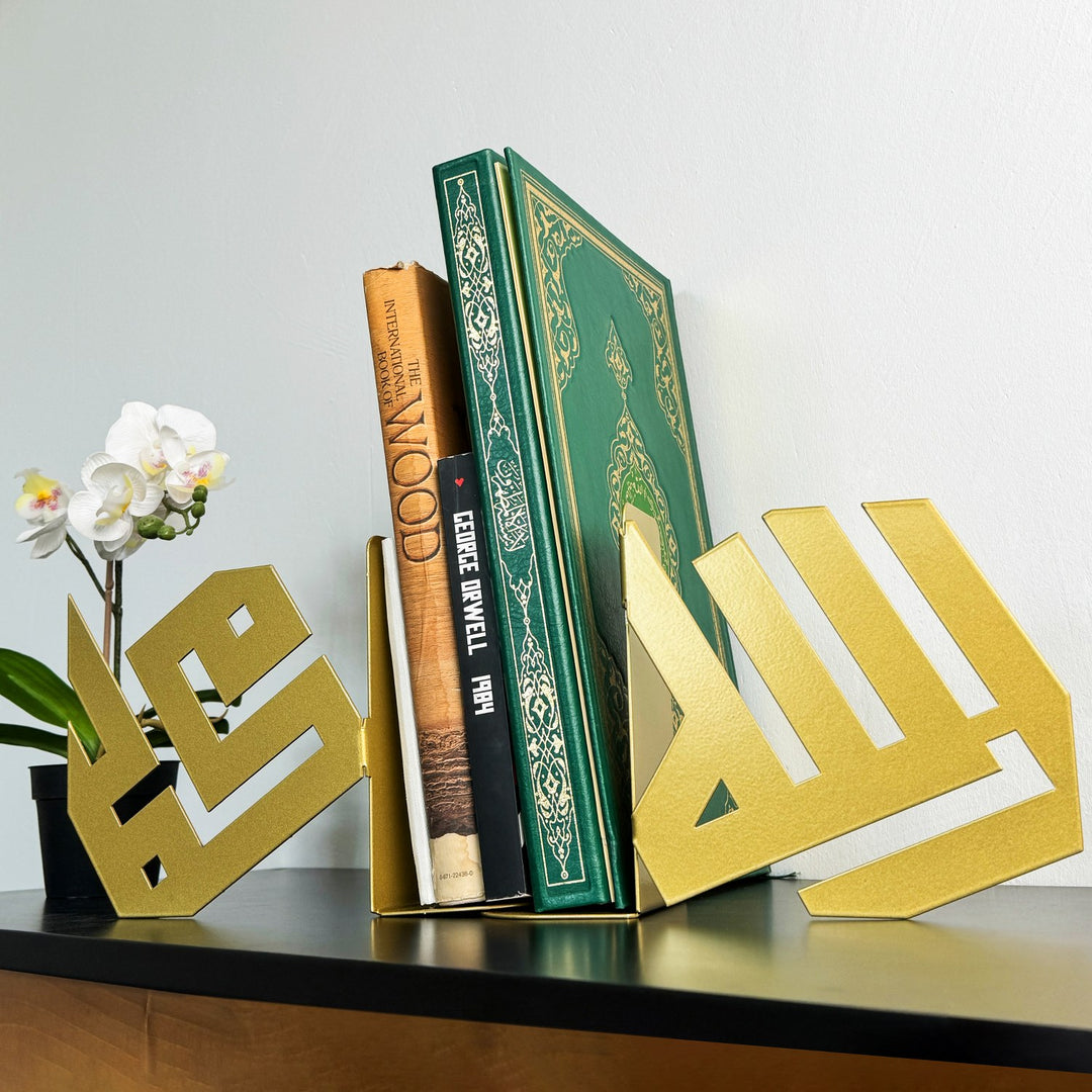 Goldene Buchstützen Allah und Mohammed halten einen grünen Koran und weitere Bücher auf einer schwarzen Konsole