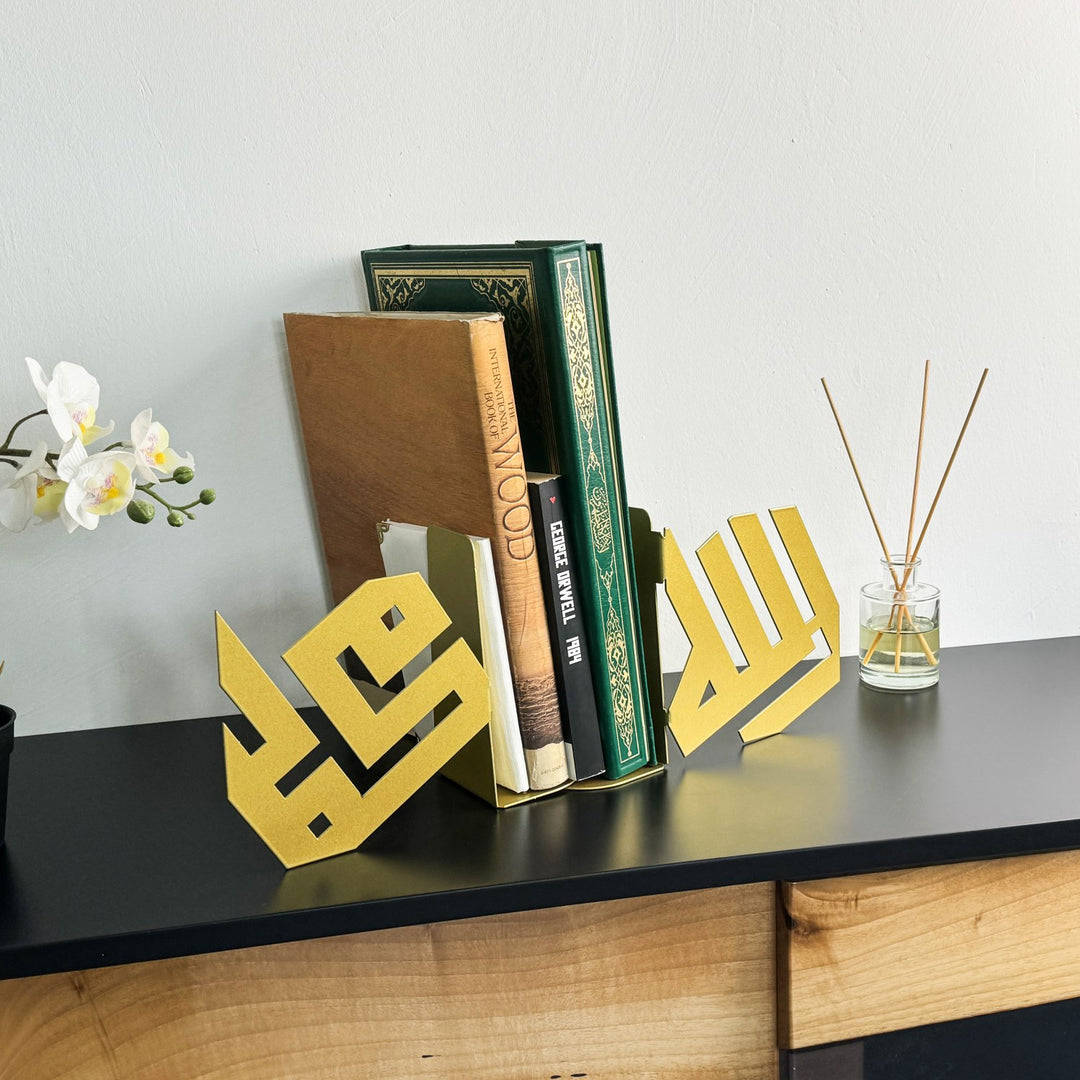 Goldene kufische Buchstützen halten einen Koran und Bücher, rechts Diffusorstäbchen