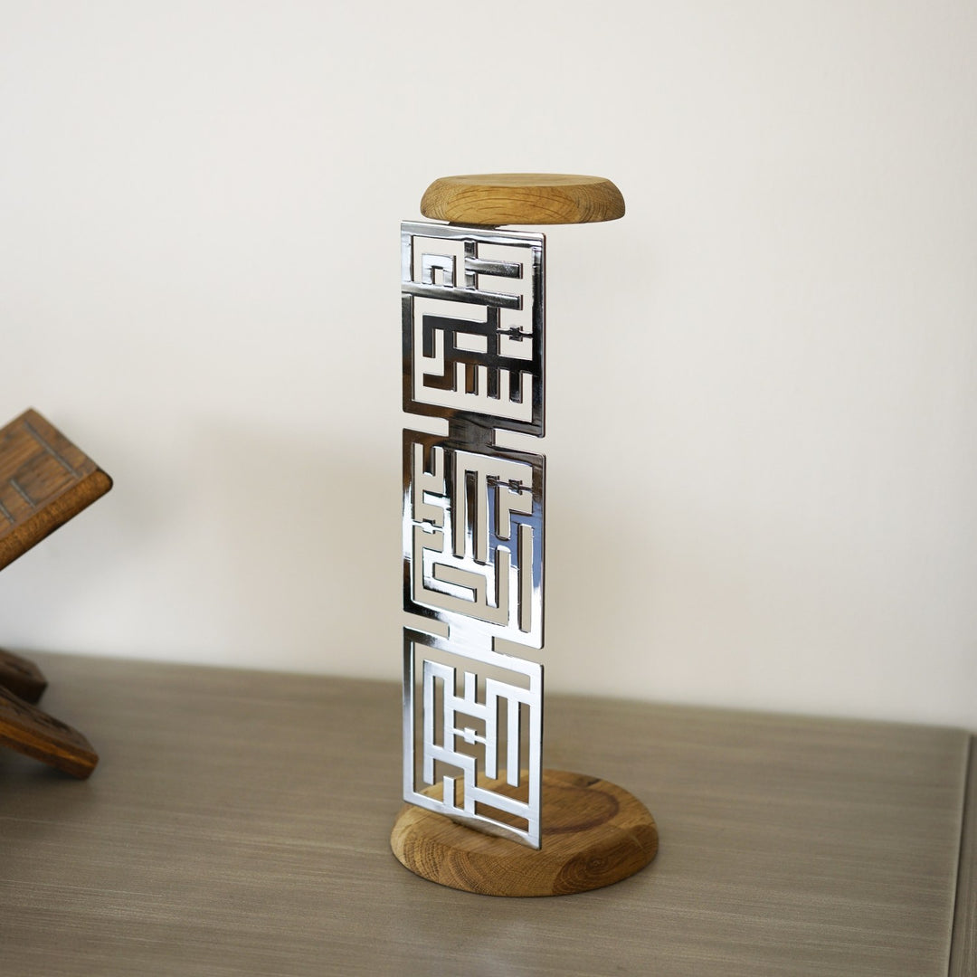 Glänzend silberner Kufi-Kerzenhalter mit Spiegeloberfläche, Schrägansicht auf einem Konsolentisch