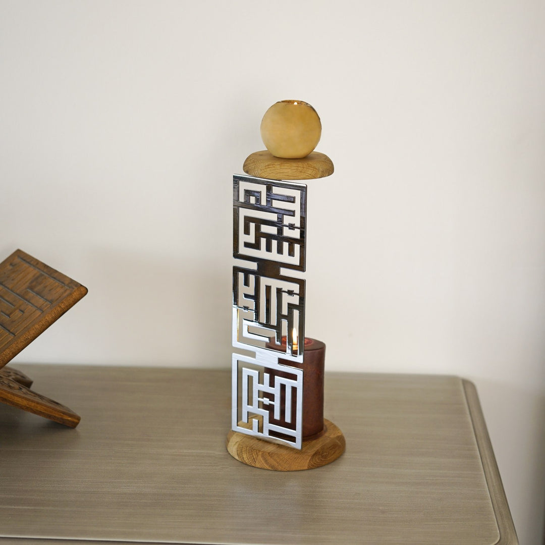 Silberner Kufi-Kerzenhalter mit Holzkugel oben und einer Kerze an der Basis, Schrägansicht