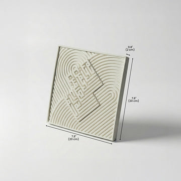 Dimensions du carreau en relief de pierre : 7.8 x 7.8 in (20 x 20 cm) et 0.8 in (2 cm) d'épaisseur, modèle verset 1 de la Fatihah
