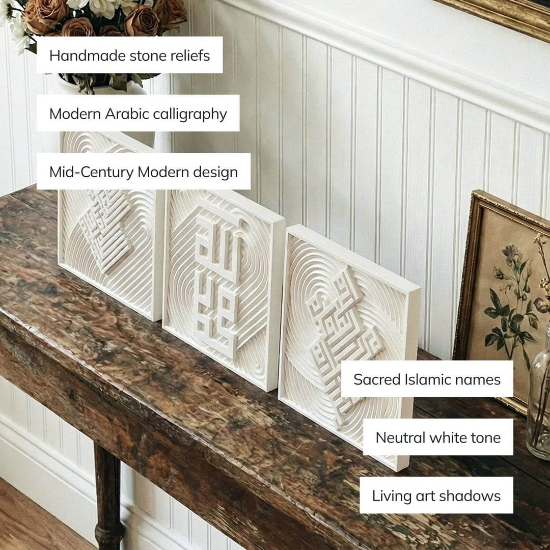 Ensemble de trois carreaux en relief de pierre blanche sur une console en bois, légendes : reliefs faits main, calligraphie arabe