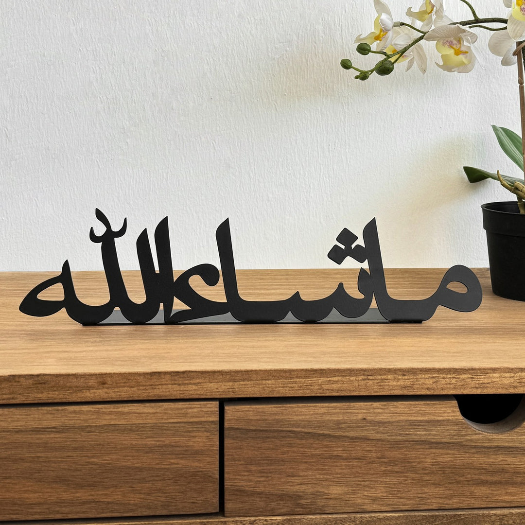 ديكور طاولة معدني أسود «ما شاء الله»، منظر أمامي أقرب على مكتب خشبي