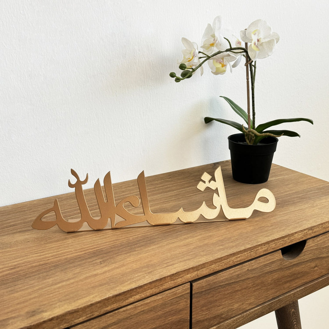 ديكور طاولة معدني نحاسي «ما شاء الله»، منظر مائل عبر مكتب خشبي