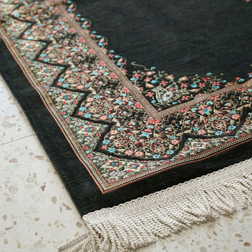 Mihrab Prayer Rug in Anthracite: close-up of the corner, border and fringe