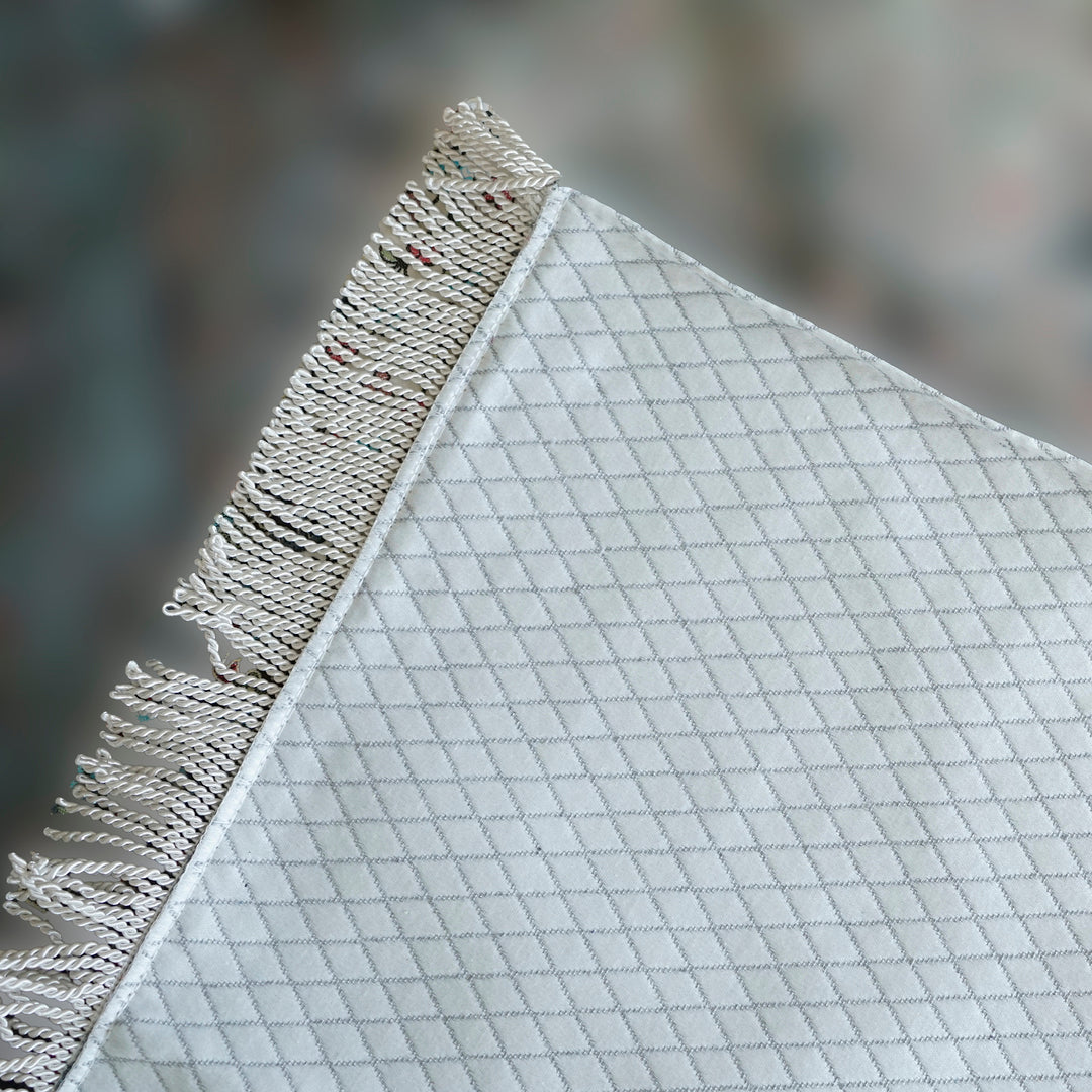 Mihrab Prayer Rug: close-up of the quilted backing and fringed edge