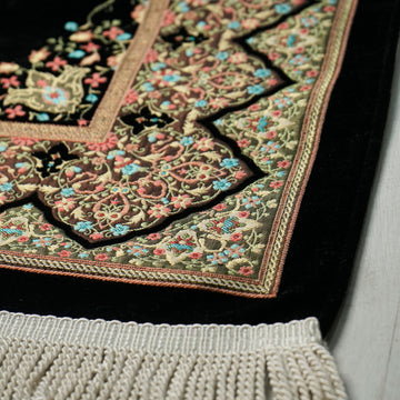 Mihrab Prayer Rug in Black: close-up of the corner, border and fringe