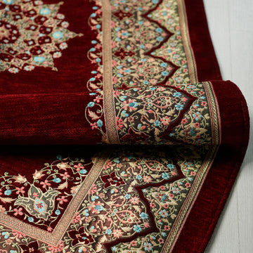 Mihrab Prayer Rug in Burgundy: close-up of the corner, border and fringe