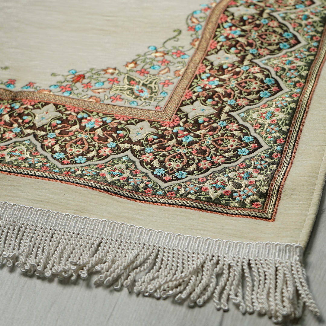 Mihrab Prayer Rug in Cream: close-up of the corner, border and fringe