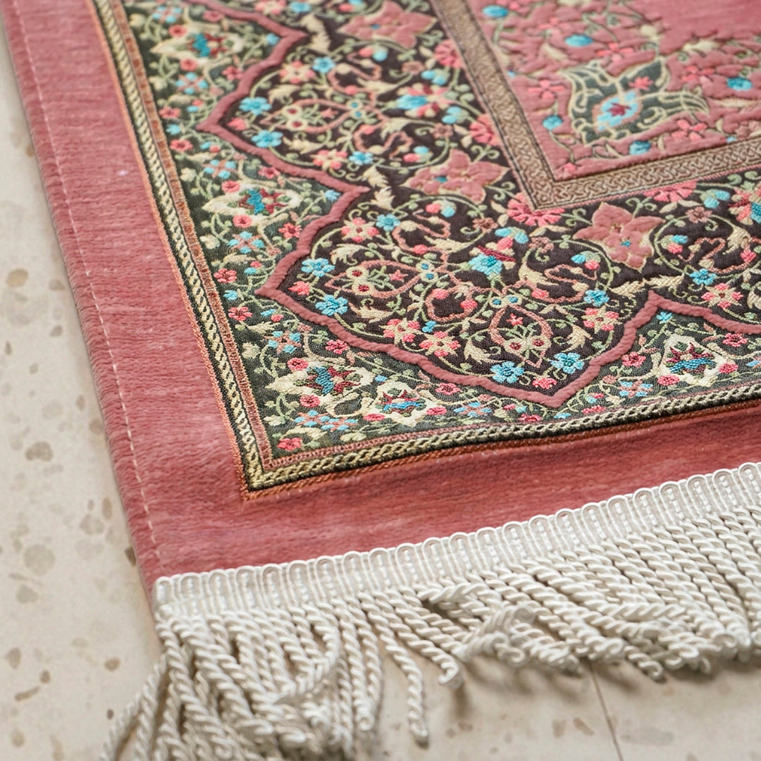 Mihrab Prayer Rug in Dried Rose: close-up of the corner, border and fringe