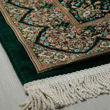 Mihrab Prayer Rug in Emerald Green: close-up of the corner, border and fringe