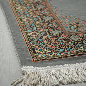 Mihrab Prayer Rug in Gray: close-up of the corner, border and fringe