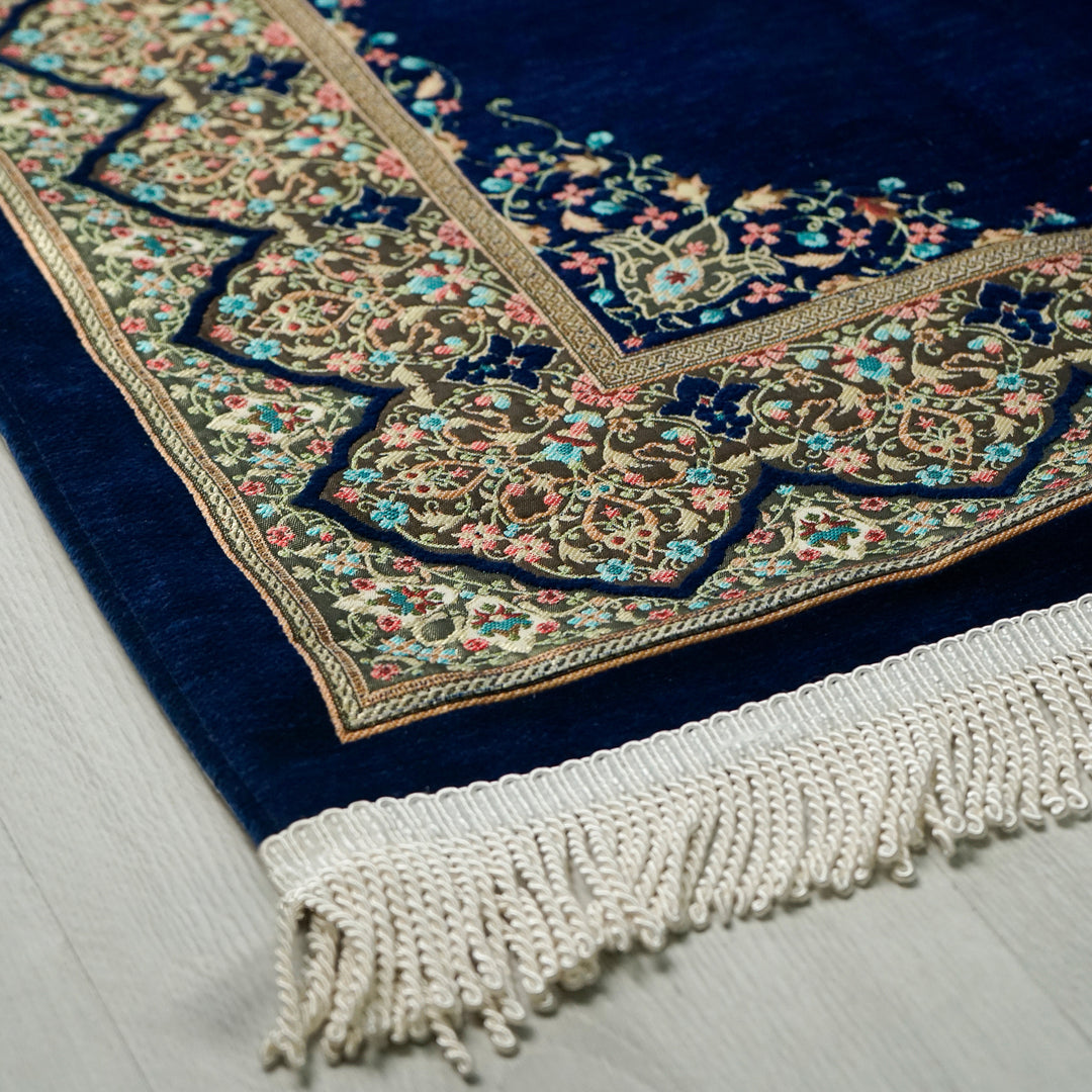 Mihrab Prayer Rug in Navy: close-up of the corner, border and fringe