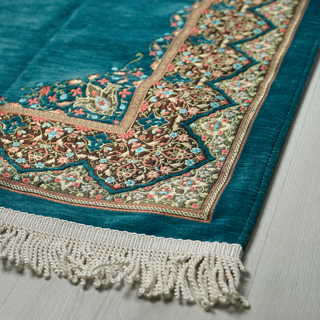 Mihrab Prayer Rug in Petrol Blue: close-up of the corner, border and fringe