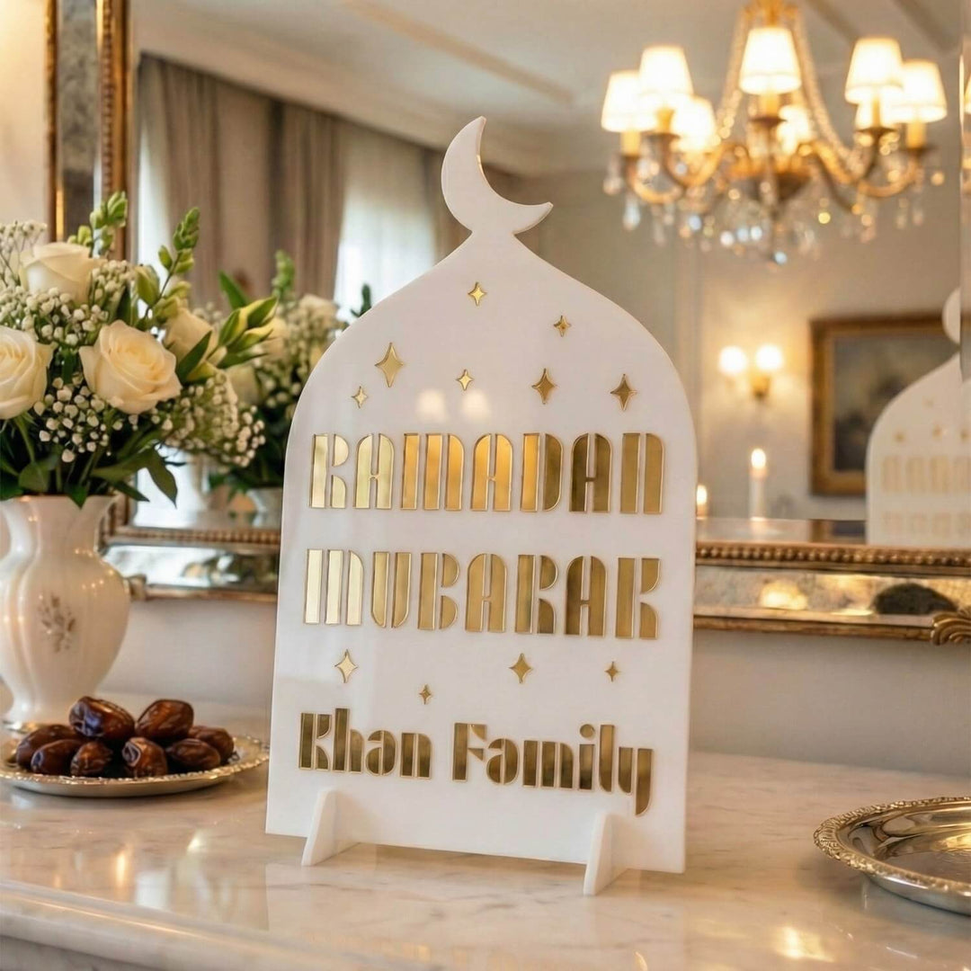 Ramadan-Mubarak-Acrylaufsteller Familienname (Modern) in Gold auf Weiß, nahe Vorderansicht