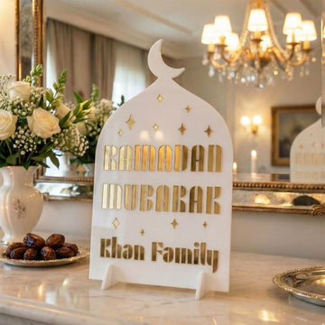 Ramadan-Mubarak-Acrylaufsteller Familienname (Modern) in Gold auf Weiß, nahe Vorderansicht